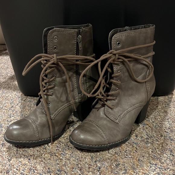 Heeled booties - Picture 2 of 5